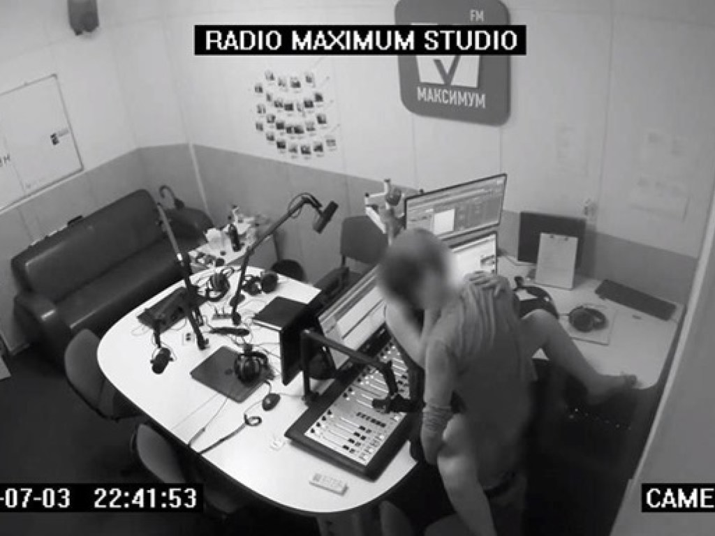 Сотрудник устроил свидание: Пара занялась сексом в студии столичной радиостанции (ФОТО, ВИДЕО)