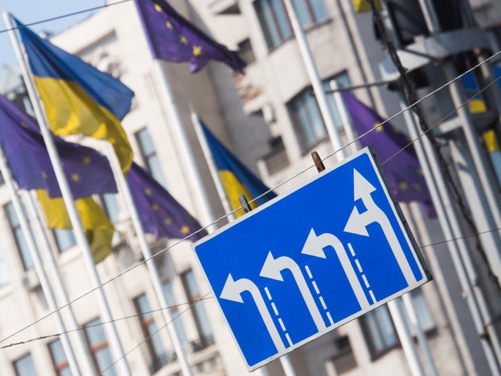 Платный безвиз: Новые правила Шенгена ударят по Банковой