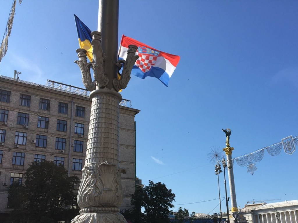 В Киеве будут праздновать футбольную победу: Крещатик украсили клетчатыми флагами Хорватии (ФОТО)