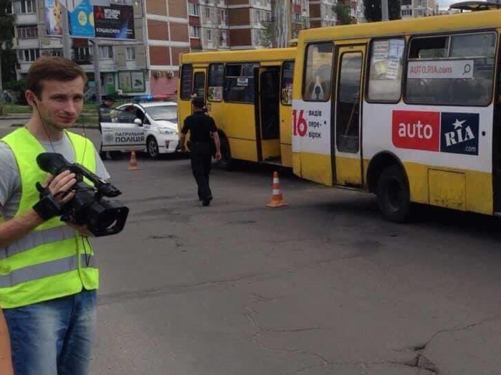 В Киеве столкнулись маршрутки: пострадала женщина (ФОТО)