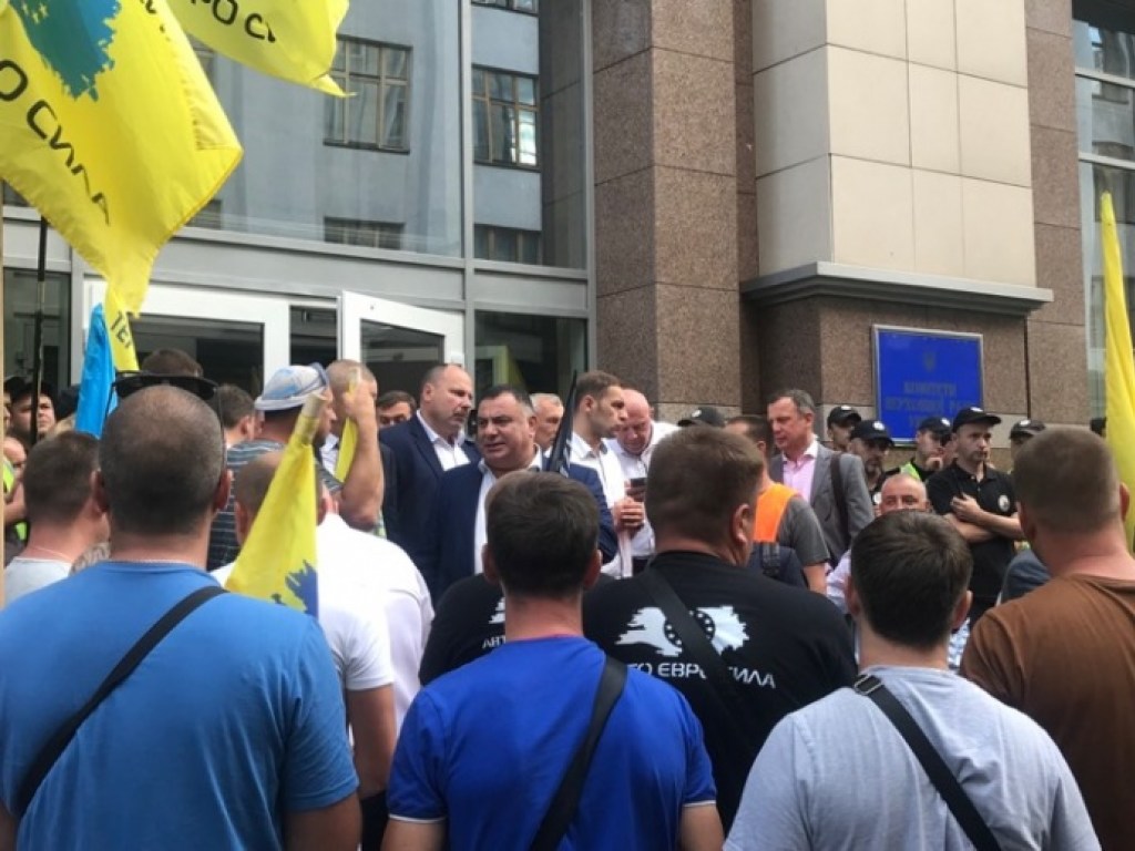 Из Рады не выйти: владельцы авто на «евробляхах» заблокировали выходы из здания (ФОТО)