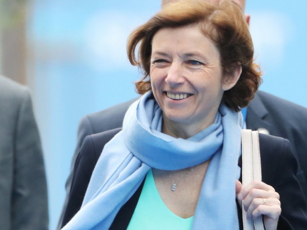 Министр обороны Франции показала на саммите женские прелести (ФОТО)