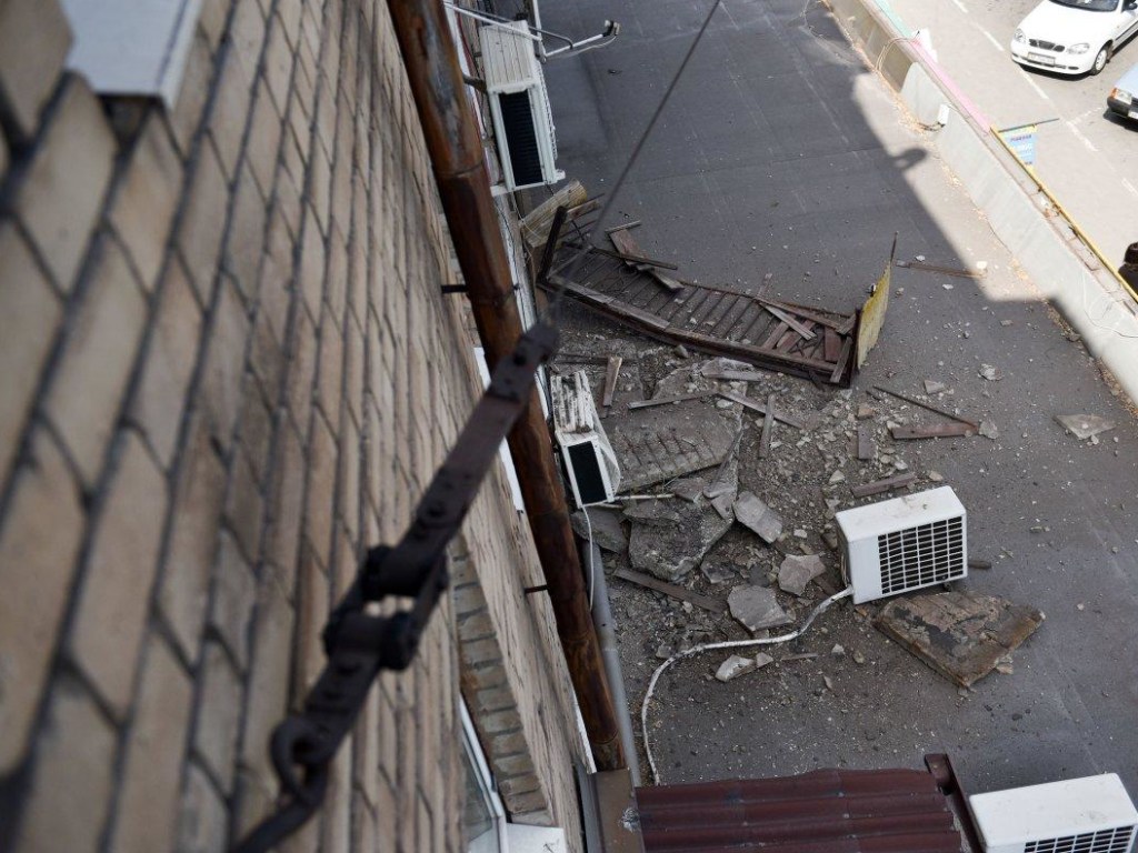 Во Львове обрушился балкон, пострадал мужчина (ФОТО)