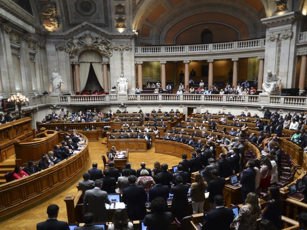 Парламент Португалии принял закон о смене пола