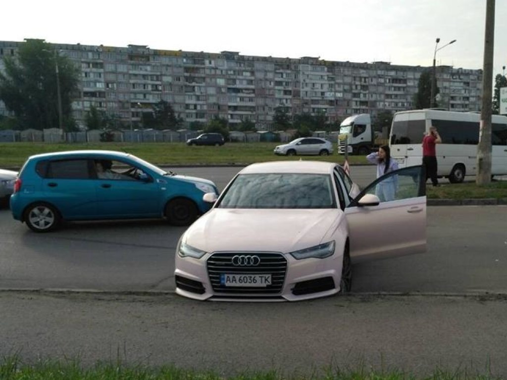 На Оболони в Киеве девушка на Audi из-за неудачного маневра заблокировала дорогу (ФОТО)