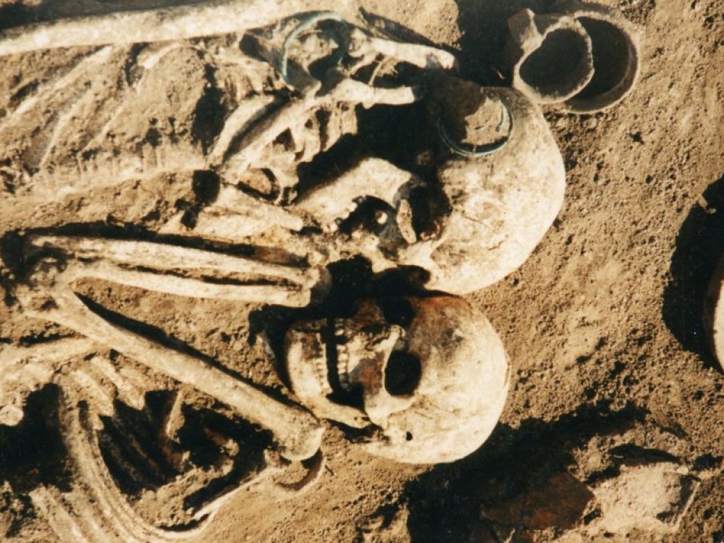 Под Тернополем нашли древнее захоронение с обнимающимися скелетами (ФОТО)
