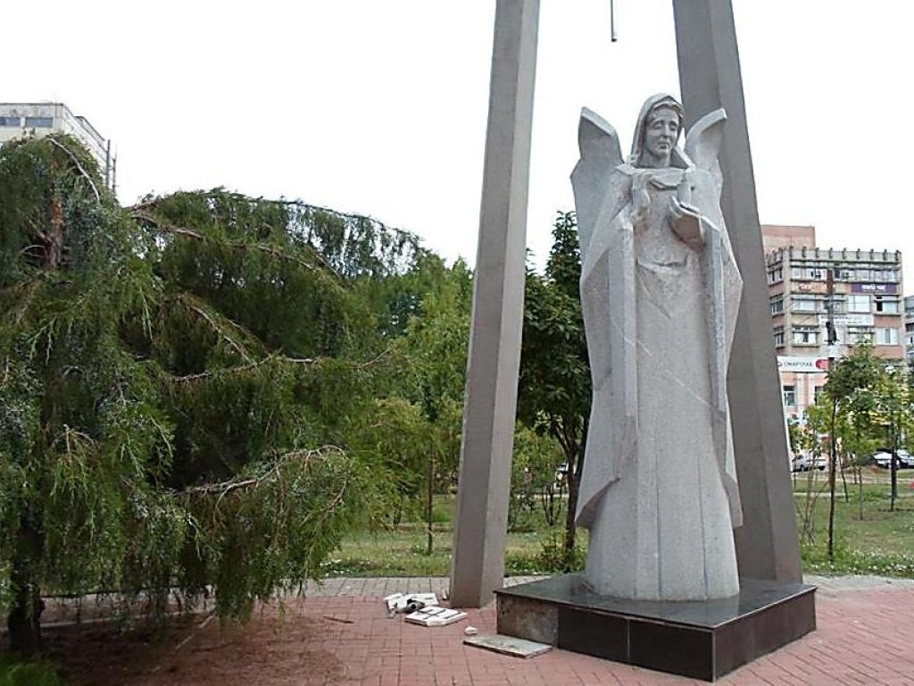 В Николаеве вандалы повредили мемориал чернобыльской трагедии