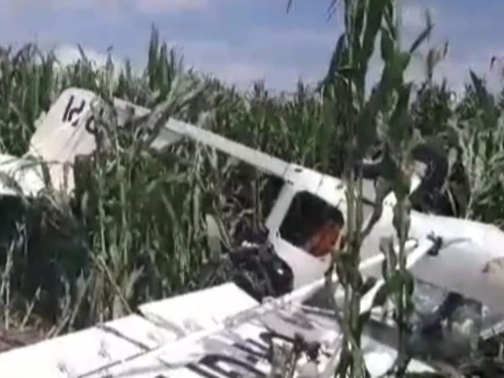 В Сумской области самолет агрофирмы потерпел крушение во время облета полей, пилот погиб (ФОТО)