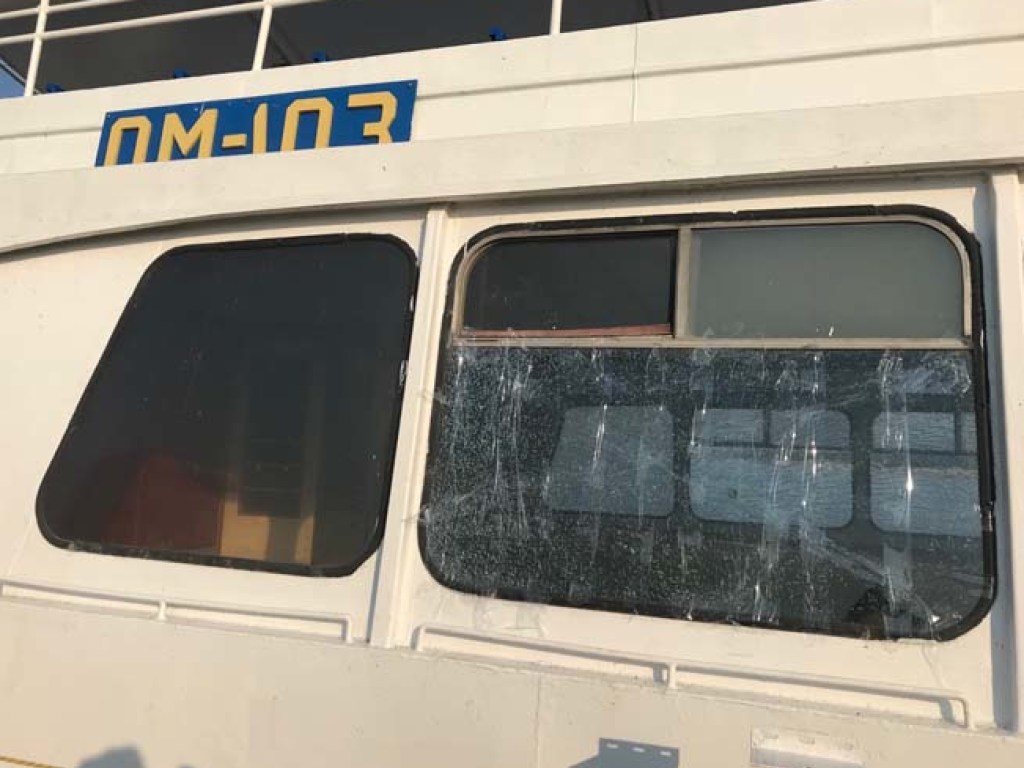 Неизвестные обстреляли пассажирский теплоход в Скадовске (ФОТО)