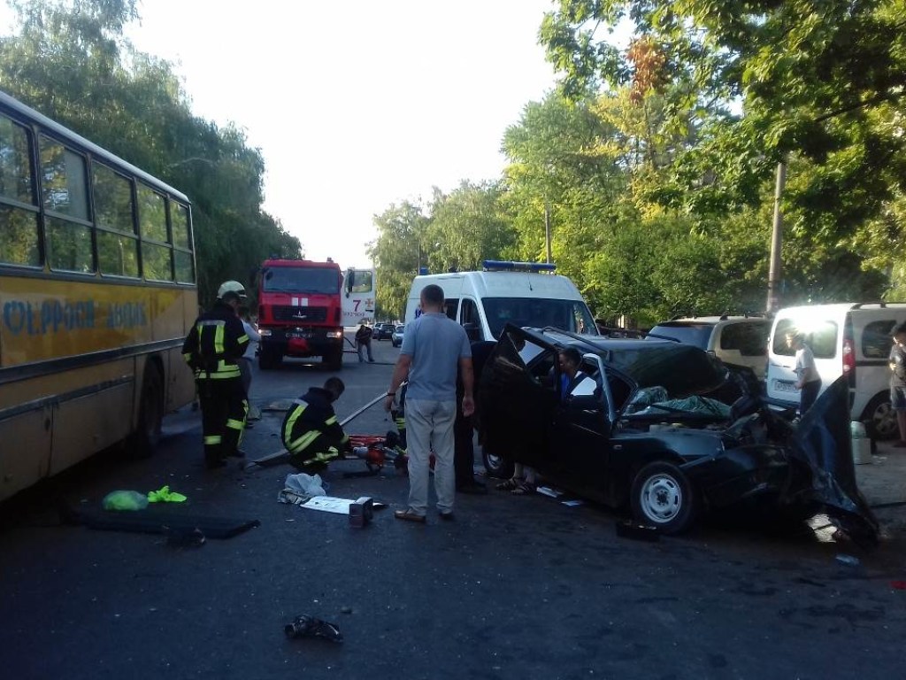 В Запорожье автомобиль столкнулся с автобусом: есть пострадавшие (ФОТО)