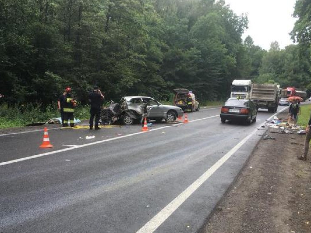 Жуткое ДТП во Львовской области с микроавтобусом и Mazda: погибли двое военных (ФОТО)