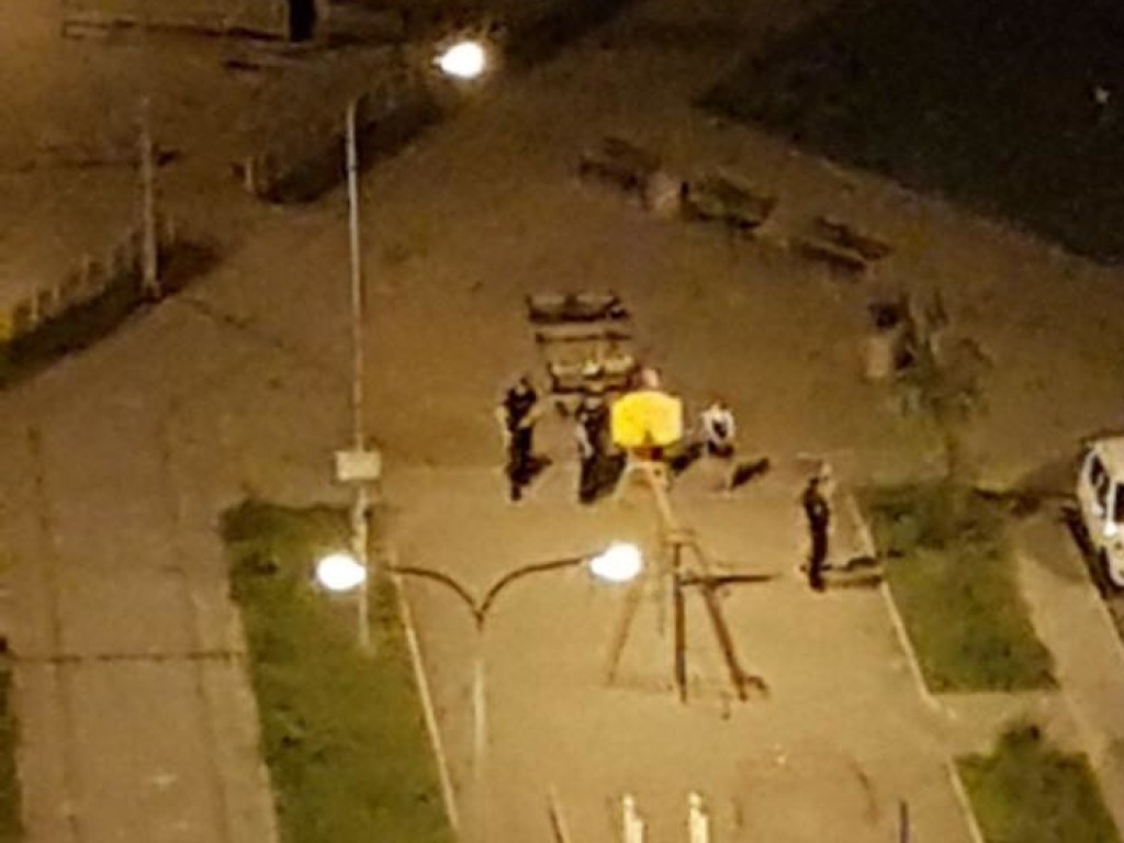 Житель столичных Позняков стрелял по машинам на детской площадке (ФОТО)