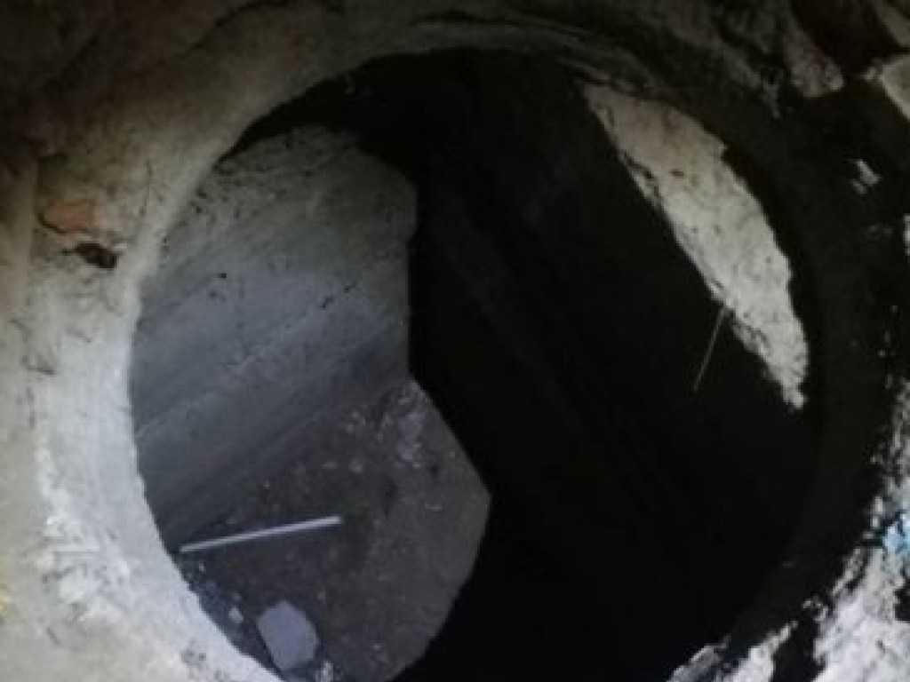 В центре Херсона 3-летний мальчик провалился в открытый канализационный колодец (ФОТО)