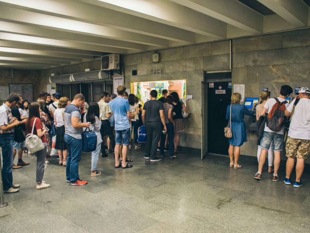 Подорожание проезда в метро: в попытке сэкономить киевляне выстроились в очередь (ФОТО)