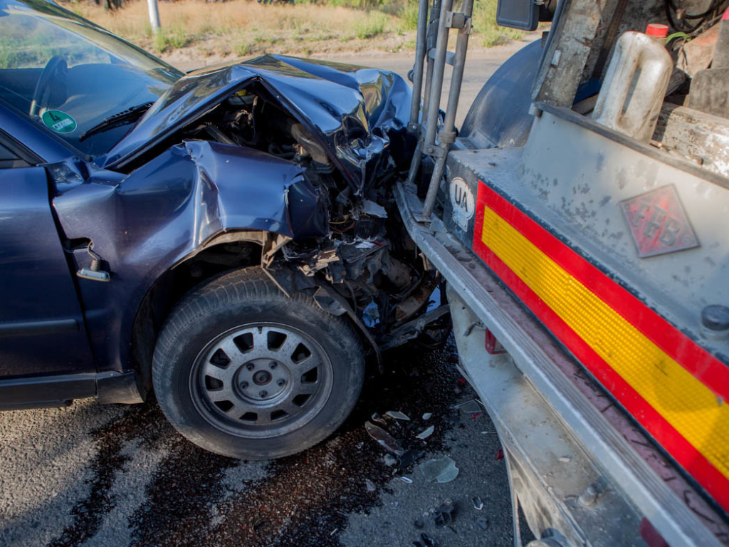 В Днепре водитель Volkswagen врезался в припаркованный грузовик и разбил головой лобовое стекло (ФОТО)