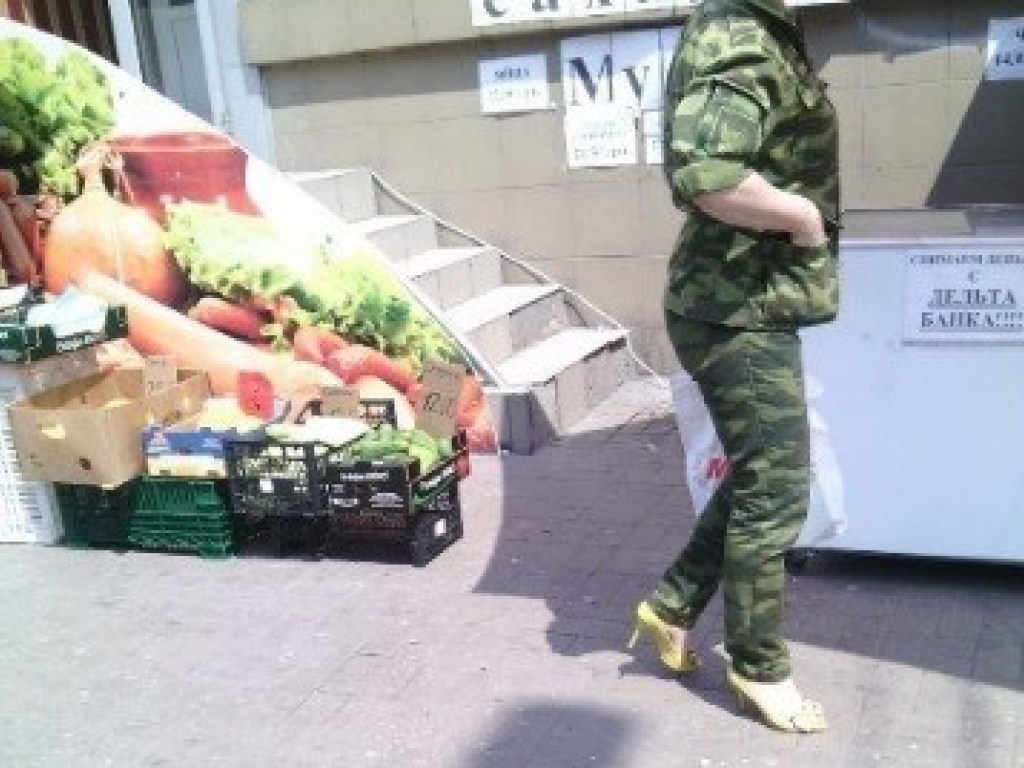 «Тактические шпильки»: Сеть рассмешила фото «военнослужащей» из Донецка
