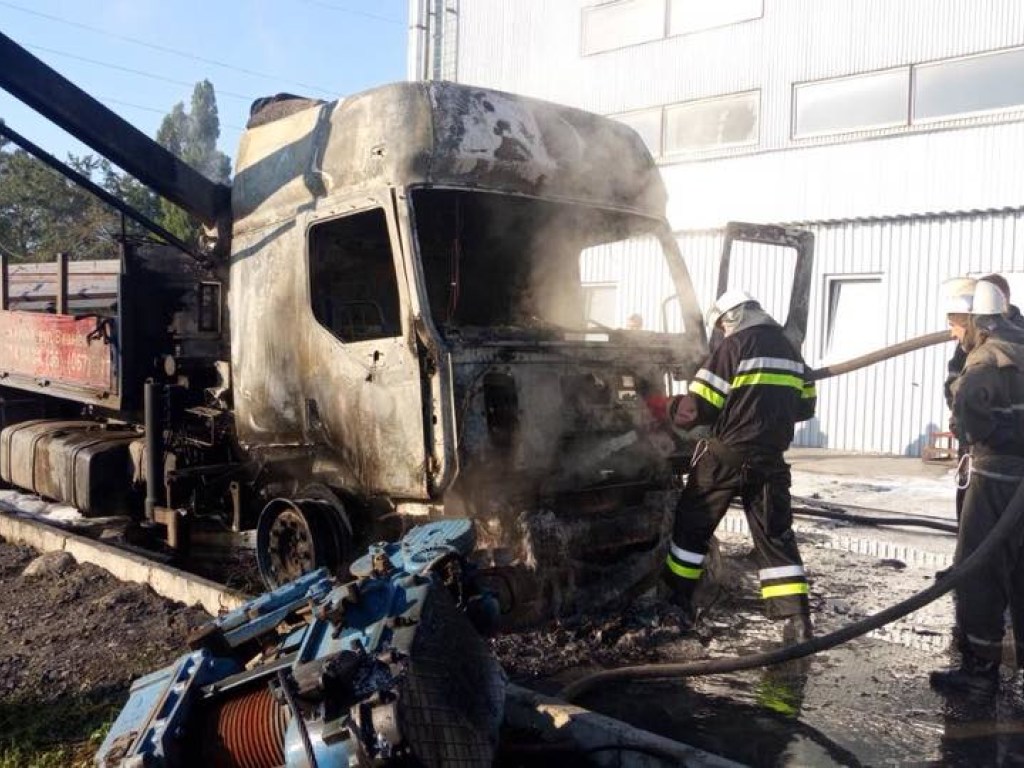 В Харькове на территории предприятия сгорел грузовик (ФОТО)