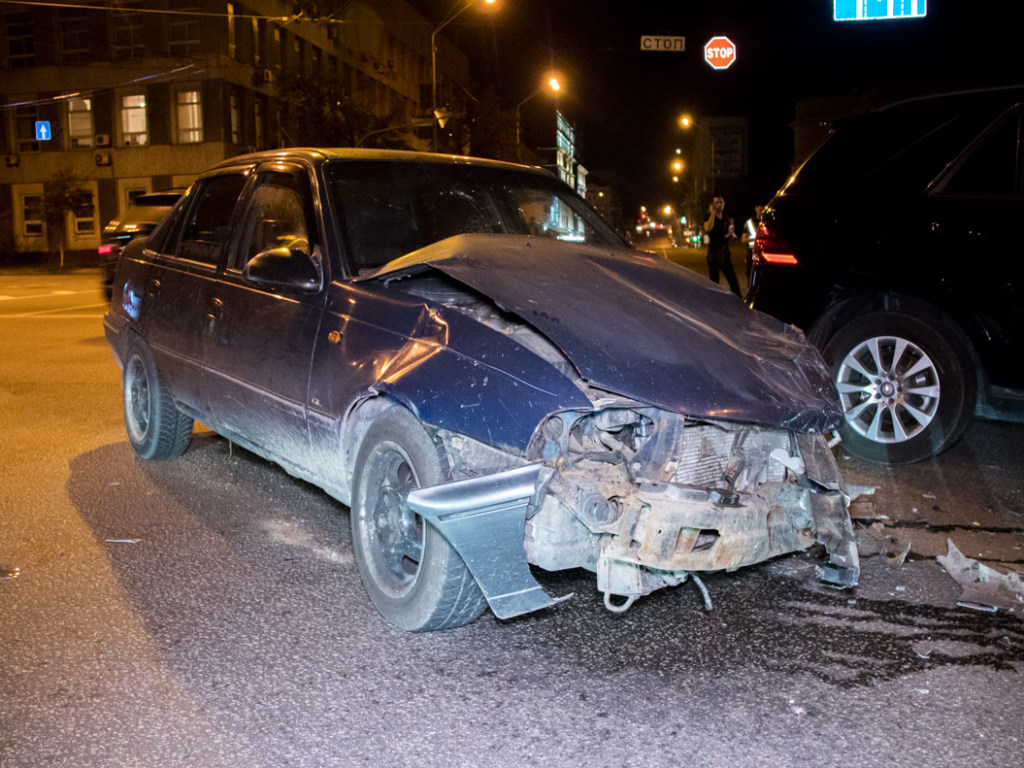 В центре Киева девушка за рулем Mercedes протаранила Daewoo с пьяным водителем (ФОТО, ВИДЕО)