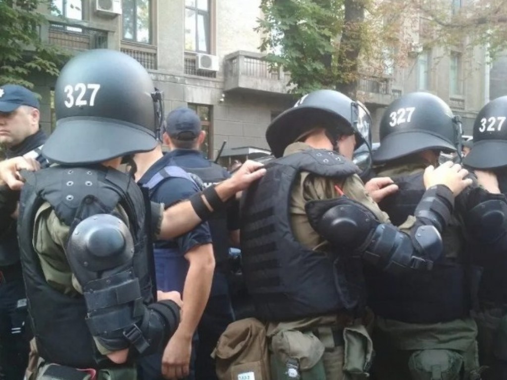 Пытался ударить депутата: полиция задержала участника вчерашнего митинга под Радой