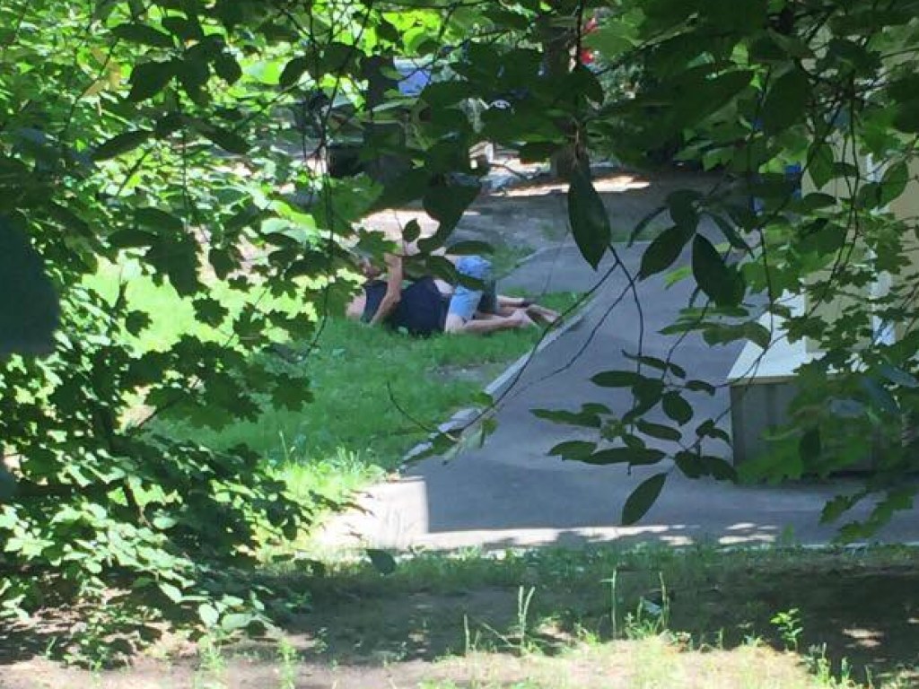 В Киеве пьяный мужчина занялся сексом с подругой «в отключке» среди бела дня – соцсети (ФОТО)