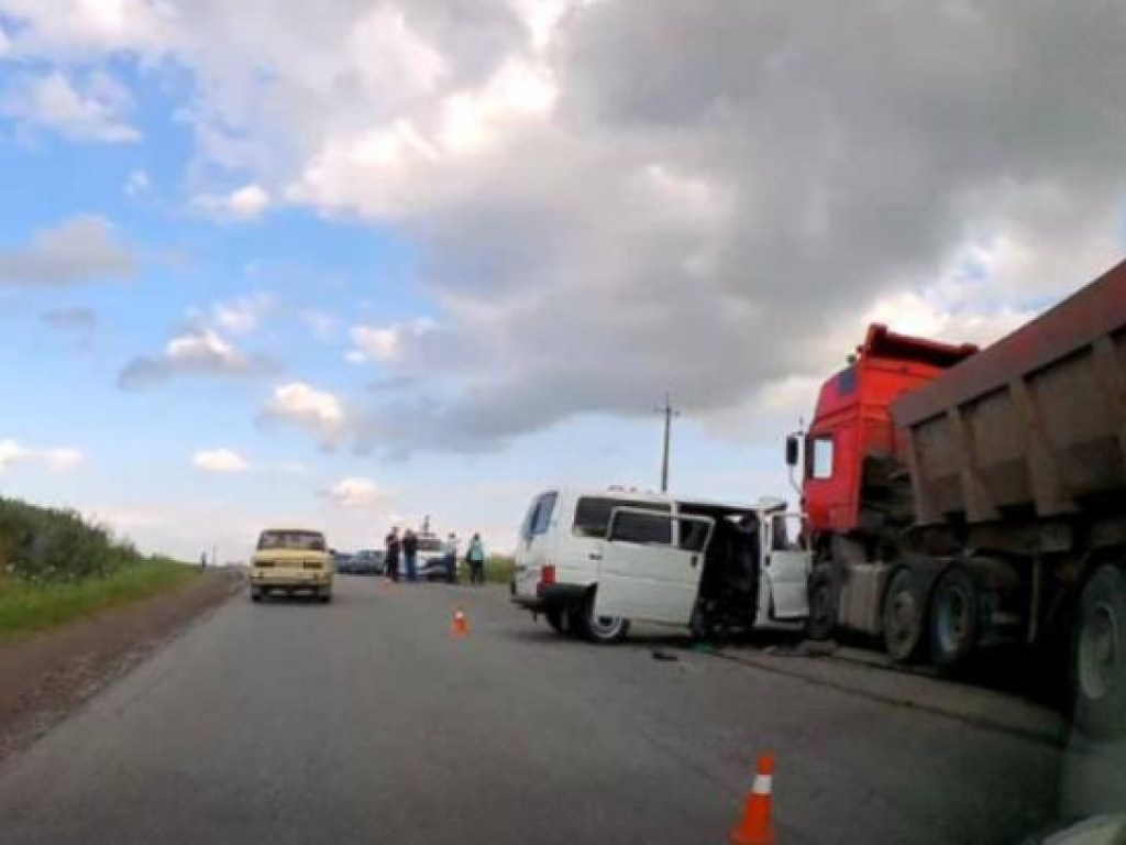 На Прикарпатье фура протаранила микроавтобус, есть погибшие (ФОТО)