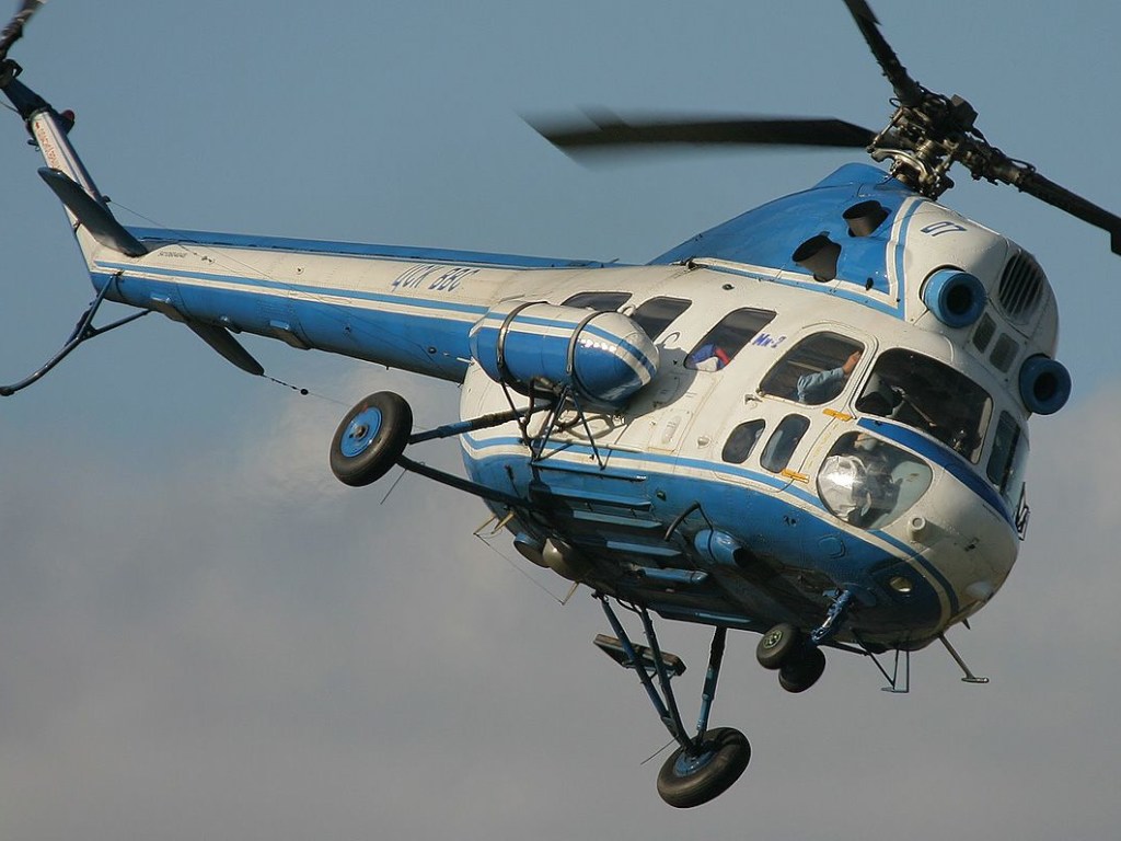 На Черниговщине вертолет с пьяным пилотом без документов влетел в ЛЭП (ФОТО)