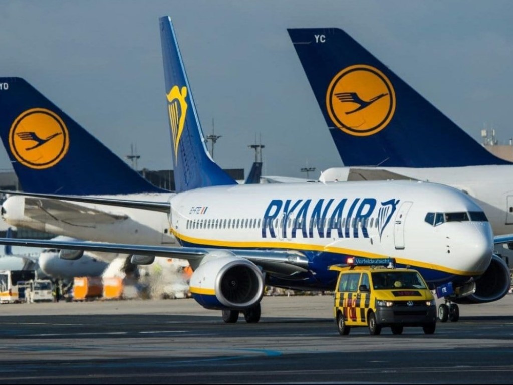 Более 30 пострадавших: Самолет Ryanair совершил экстренную посадку в Германии