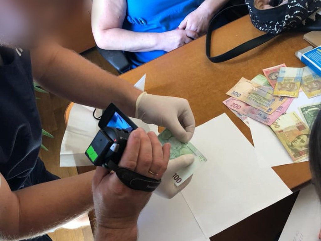 На Тернопольщине чиновник попался на взятке в 100 евро (ФОТО)