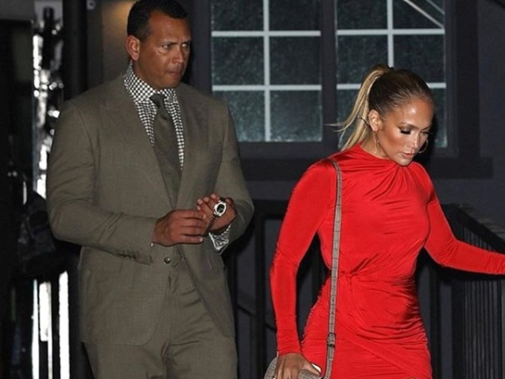 48-летняя Дженнифер Лопес позволила себе надеть мини-платье и не проиграла (ФОТО)