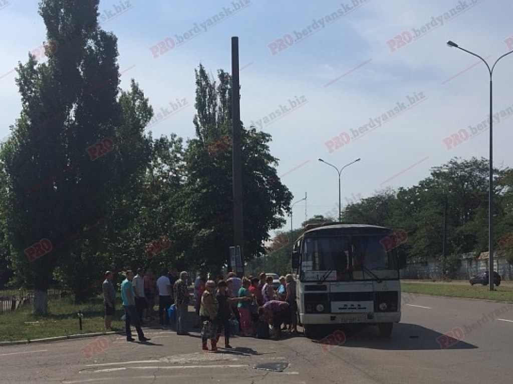 В Бердянске автобус ПАЗ с пассажирами врезался в Range Rover (ФОТО, ВИДЕО)