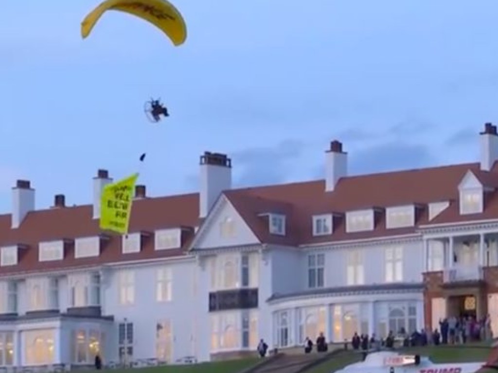 В Шотландии парапланерист с протестным баннером пролетел над отелем с Трампом (ВИДЕО)