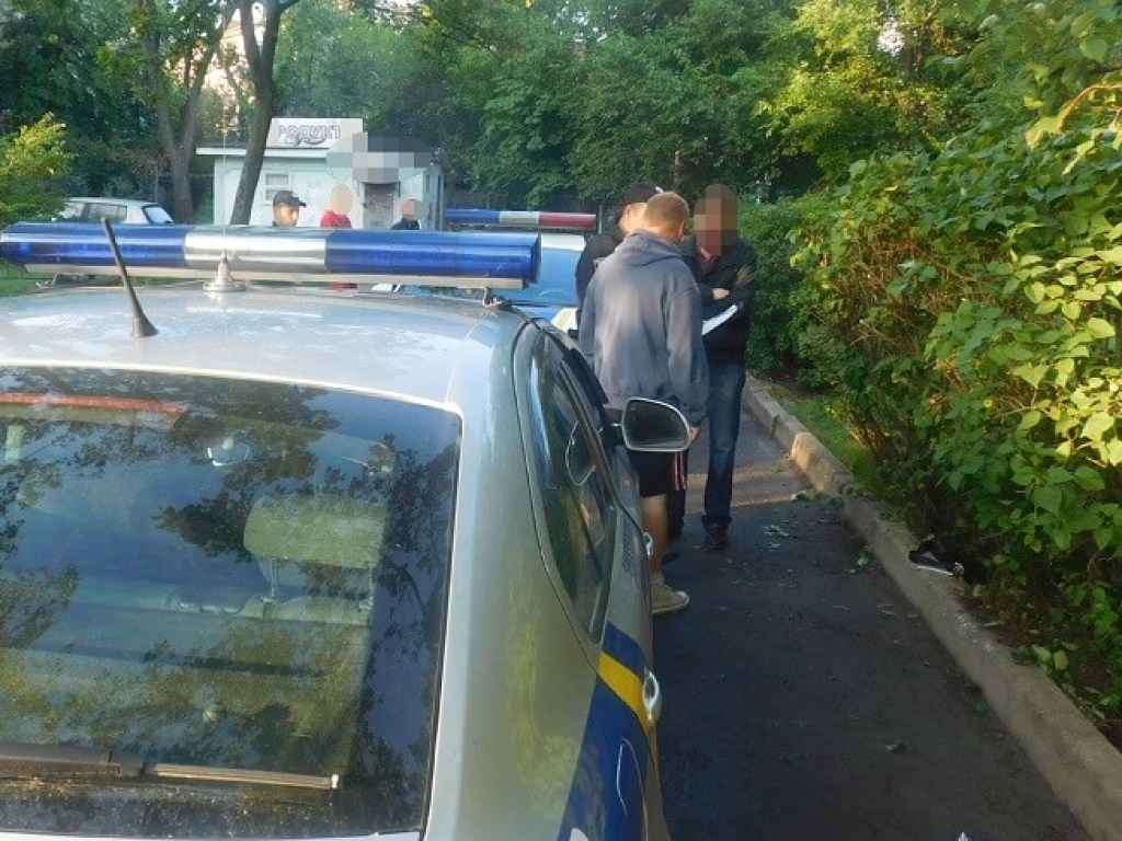 На Осокорках в Киеве полиция задержала грабителей, похитивших сумку у мужчины (ФОТО)