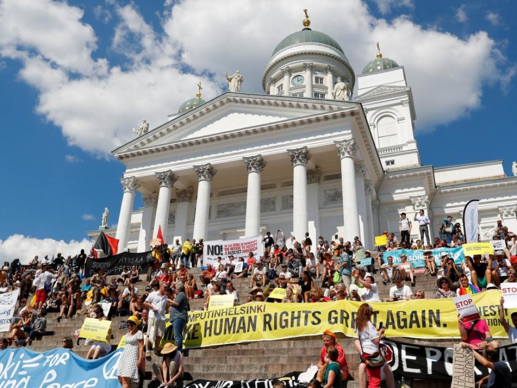 Хельсинки прошли массовые протесты против встречи Путина и Трампа (ФОТО)