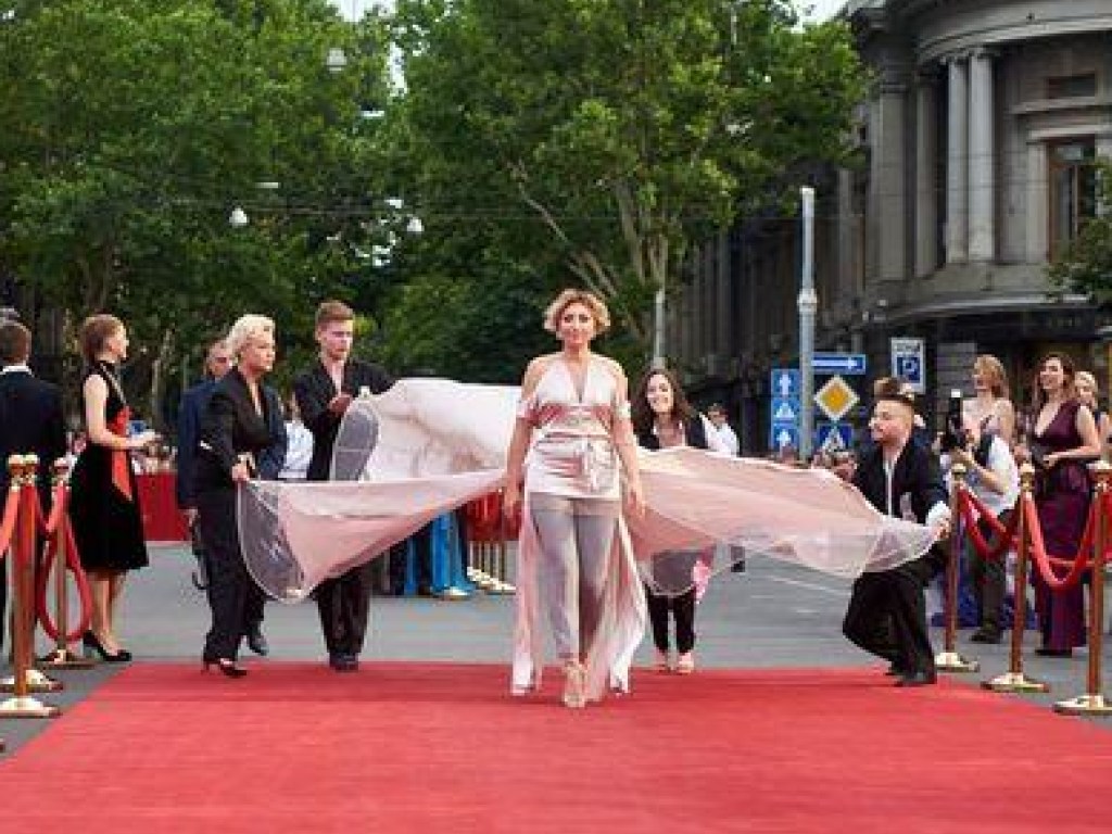 На Одесском кинофестивале жена Тигипко дополнила образ шлейфом и попала под шквал критики (ФОТО)