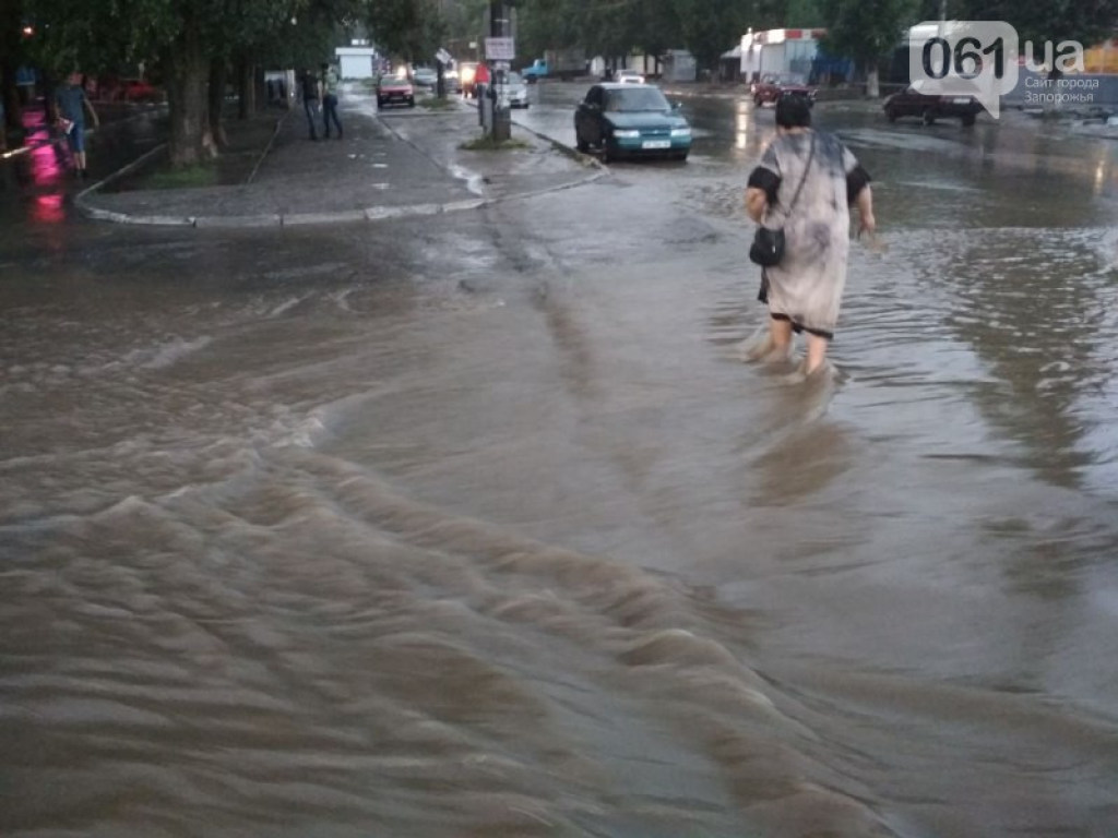 Потоп после ливня: В Запорожье воды по колено, маршрутки едут через дворы (ФОТО, ВИДЕО)
