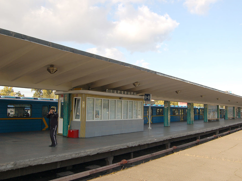 Угроза взрыва: Станция метро «Гидропарк» в Киеве закрыта для пассажиров