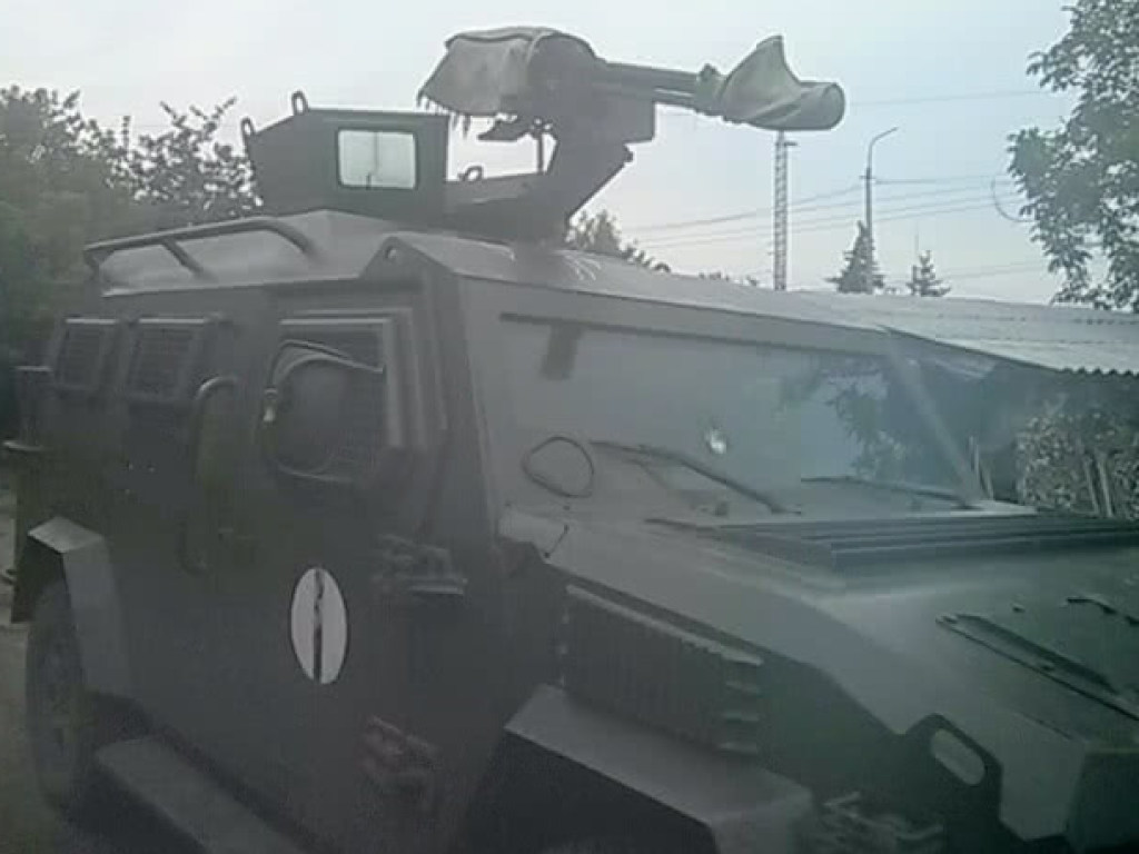 На Донбассе обстреляли бронеавтомобиль пограничников (ФОТО)