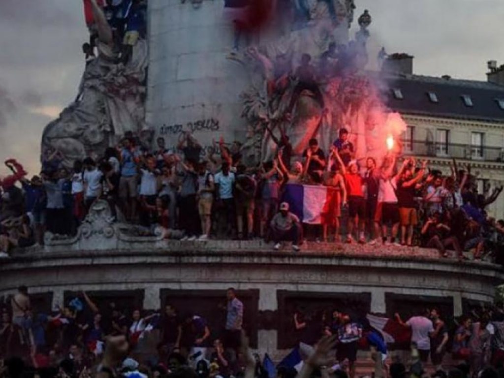 Франция празднует победу сборной на ЧМ-2018: Опубликованы невероятные видео из столицы триумфаторов
