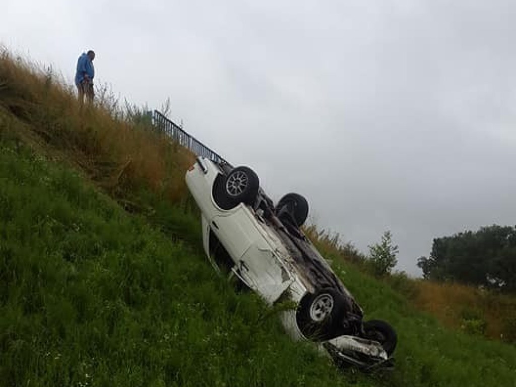 На Тернопольщине автомобиль слетел с моста и перевернулся (ФОТО)