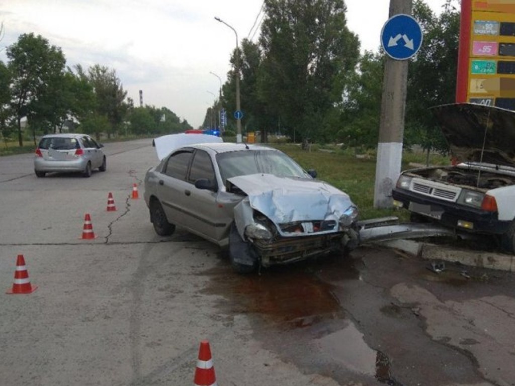 В Мариуполе столкнулись две легковушки, водителей с тяжелыми травмами госпитализировали (ФОТО)