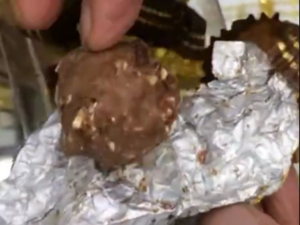 Киевляне нашли червей в дорогих конфетах из супермаркета на Позняках (ФОТО)