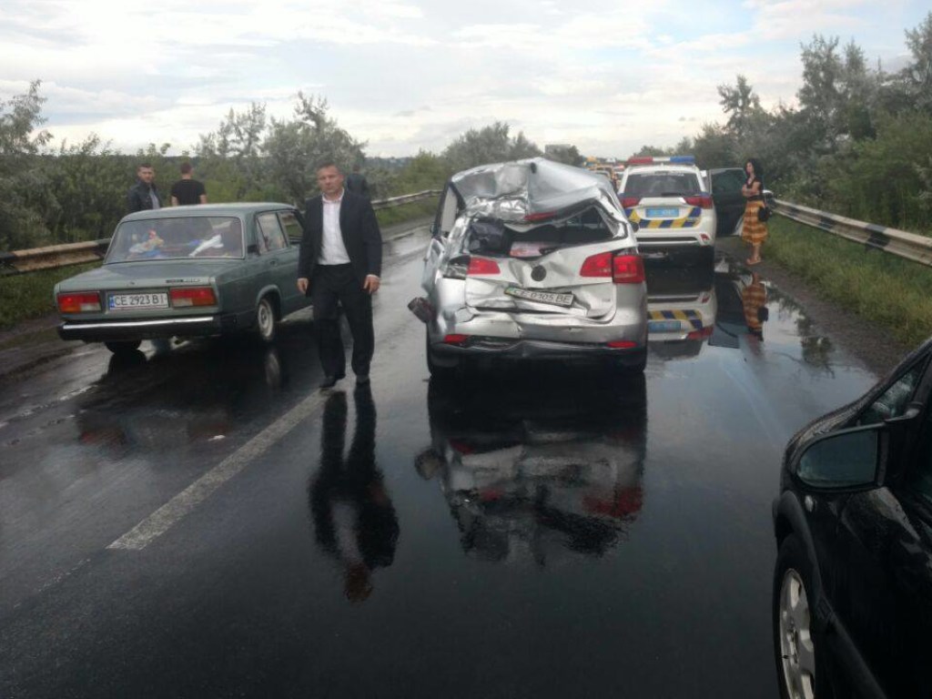 На мокрой трассе под Черновцами массовое ДТП: столкнулись 8 автомобилей (ФОТО)