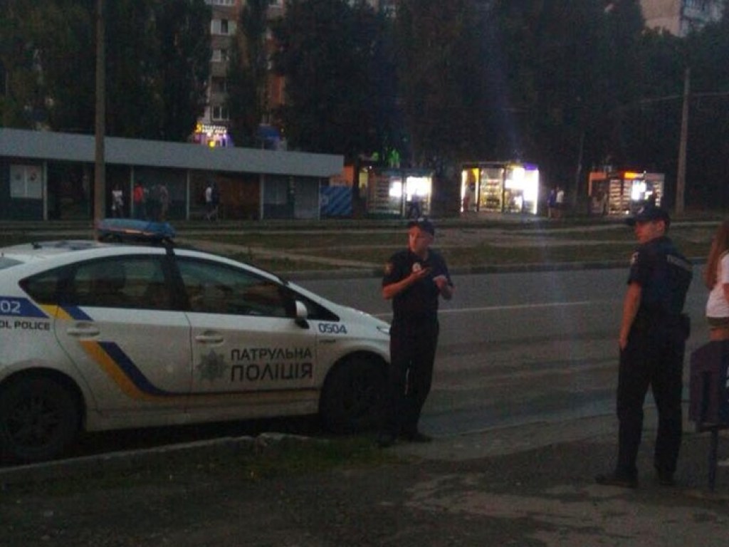 На место ДТП прибежал мужчина с пистолетом: В Харькове автомобиль сбил детей (ФОТО)