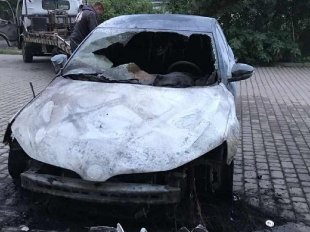 На Закарпатье дотла сожгли авто пограничника (ФОТО)