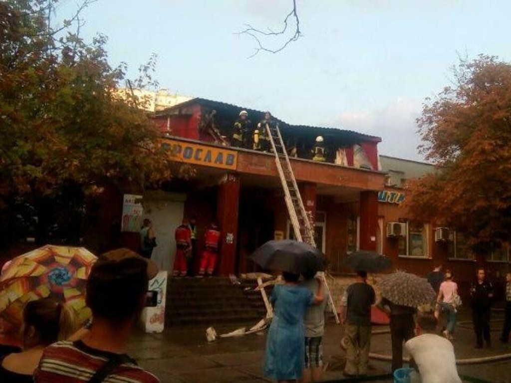 На столичной Троещине произошел пожар в хостеле: пострадали 6 человек (ФОТО)