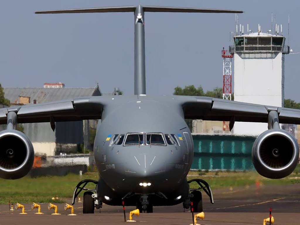 Украинский самолет АН-178 показал свои качества в небе Великобритании (ВИДЕО)