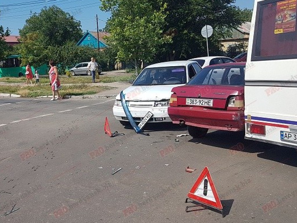 «Таврия», ЗАЗ и ГАЗ: в Бердянске произошло тройное ДТП с двумя пострадавшими (ФОТО, ВИДЕО)
