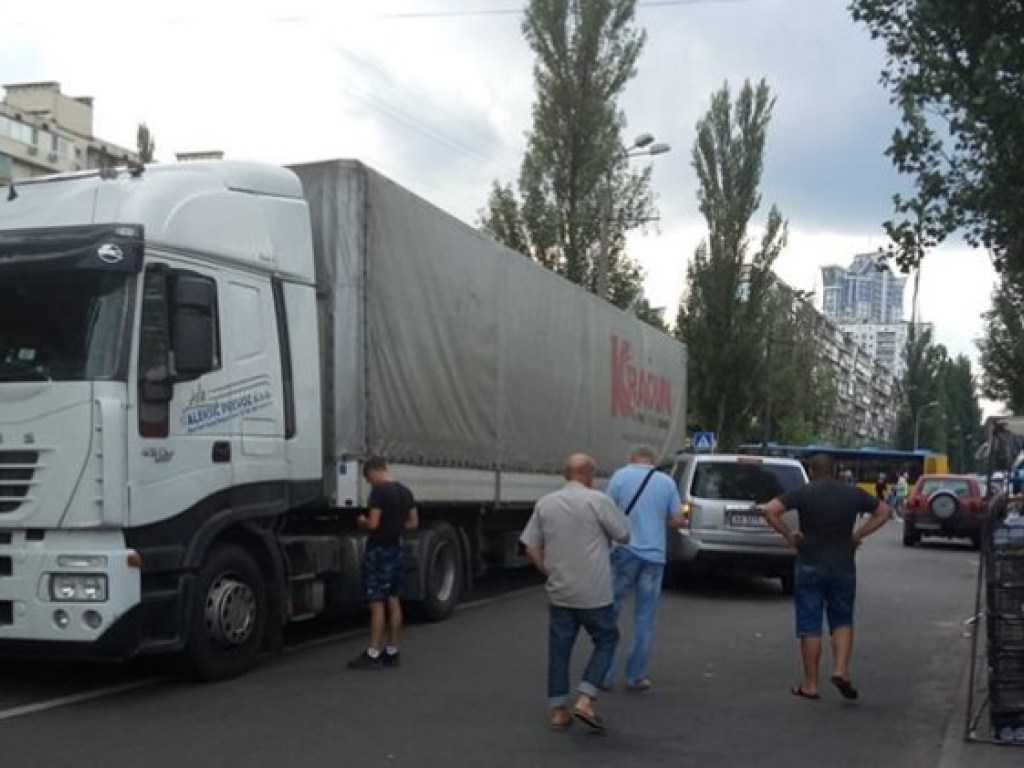 В Киеве на Березняках произошла авария с фурой (ФОТО)