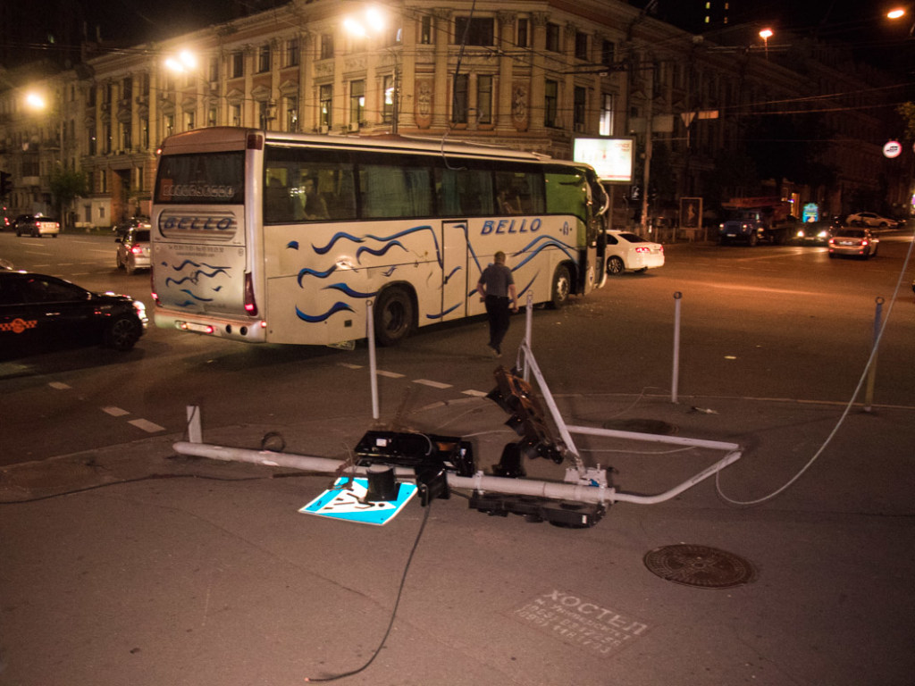 В центре Киева автобус снес светофор (ФОТО)