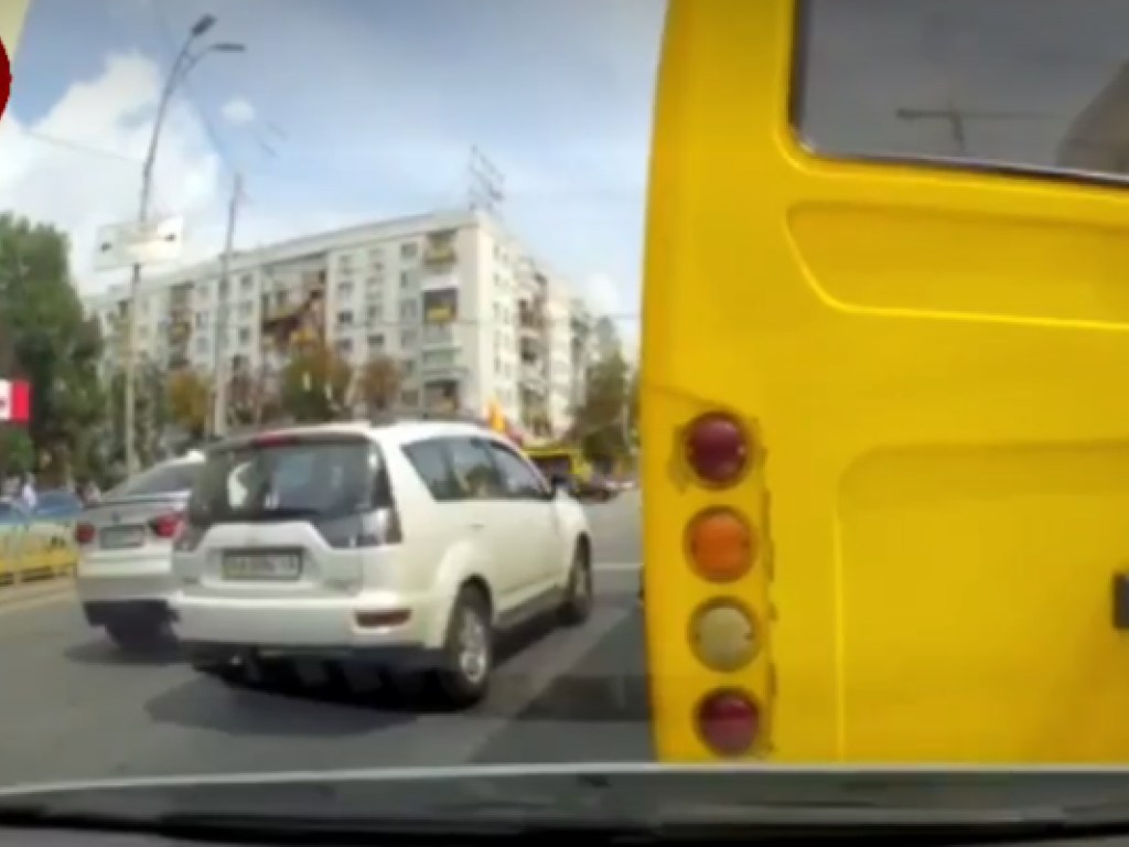 На Печерске в Киеве маршрутка без водителя врезалась в автомобиль ( ФОТО, ВИДЕО)